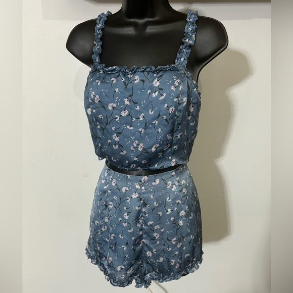 Lulu’s Crosswinds tight Blue Floral Print Ruffled Crop Top & shorts set. Size S - Picture 10 of 10